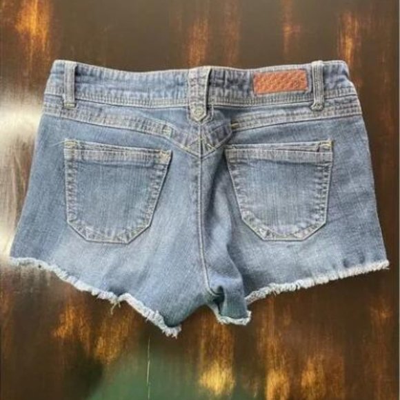 Junior Booty Shorts Size 9 Distressed Distressed Denim Studs - Picture 2 of 3